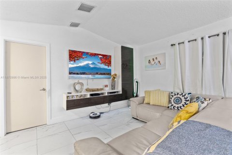 House in Miami Gardens, Florida 3 bedrooms, 117.06 sq.m. № 1926902 - photo 7