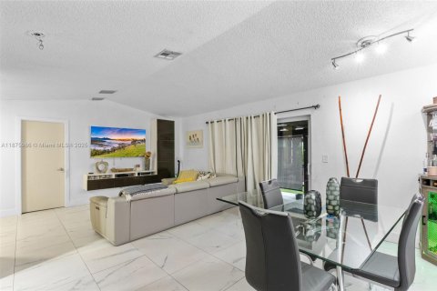 House in Miami Gardens, Florida 3 bedrooms, 117.06 sq.m. № 1926902 - photo 8