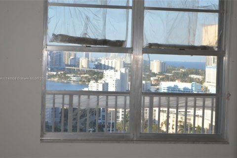 Condo in Sunny Isles Beach, Florida, 2 bedrooms  № 1489673 - photo 17