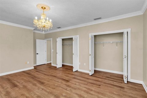 House in Spring Hill, Florida 5 bedrooms, 502.6 sq.m. № 2115328 - photo 28