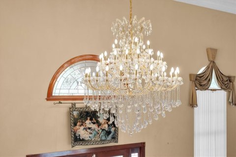 House in Spring Hill, Florida 5 bedrooms, 502.6 sq.m. № 2115328 - photo 9