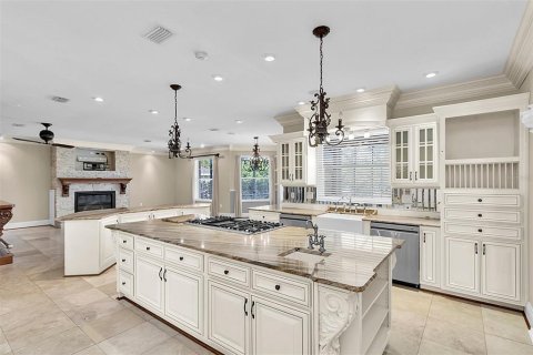 House in Spring Hill, Florida 5 bedrooms, 502.6 sq.m. № 2115328 - photo 12