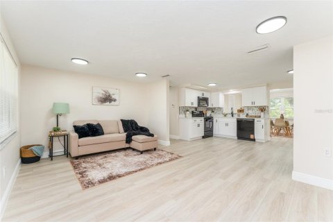 House in Tarpon Springs, Florida 2 bedrooms, 93.37 sq.m. № 1840668 - photo 6