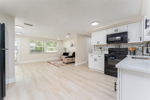 House in Tarpon Springs, Florida 2 bedrooms, 93.37 sq.m. № 1840668 - photo 11