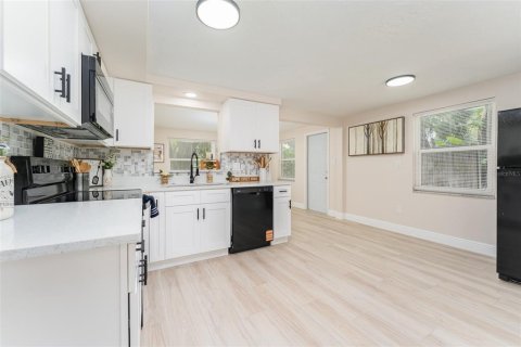 House in Tarpon Springs, Florida 2 bedrooms, 93.37 sq.m. № 1840668 - photo 10