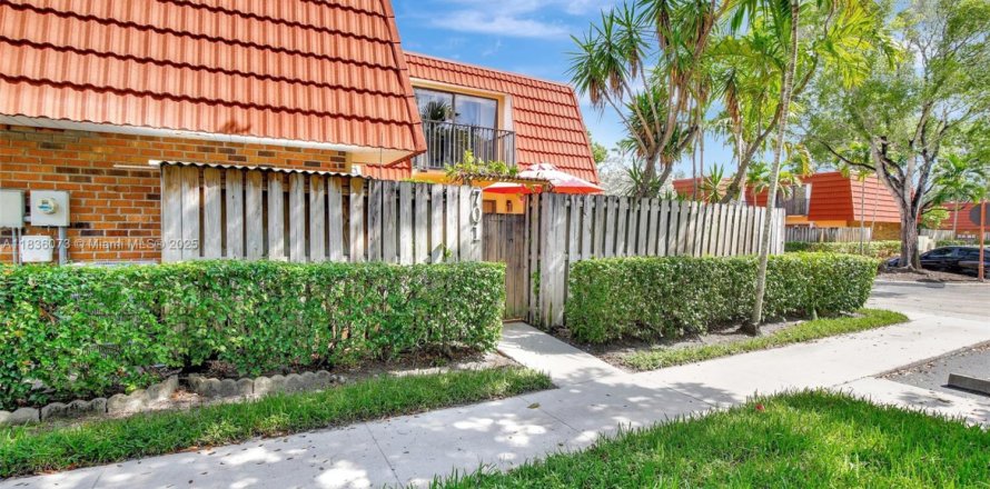 Townhouse in Plantation, Florida 2 bedrooms, 127.46 sq.m. № 1819894