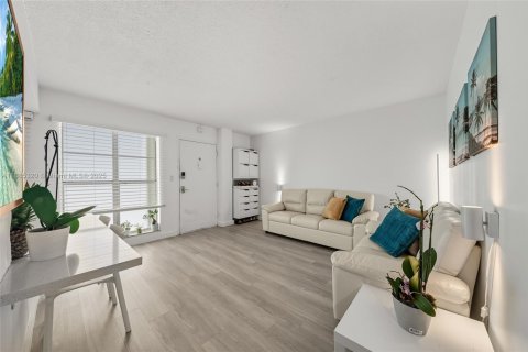 Condominio en alquiler en Miami Beach, Florida, 1 dormitorio, 71.35 m2 № 1933214 - foto 3