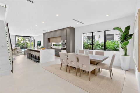 Townhouse in Miami, Florida 4 bedrooms, 246.66 sq.m. № 1998765 - photo 4