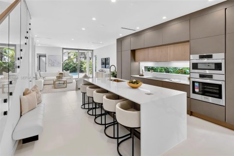 Townhouse in Miami, Florida 4 bedrooms, 246.66 sq.m. № 1998765 - photo 2