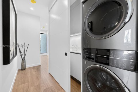 Townhouse in Miami, Florida 4 bedrooms, 246.66 sq.m. № 1998765 - photo 24