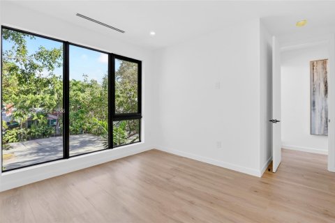 Townhouse in Miami, Florida 4 bedrooms, 246.66 sq.m. № 1998765 - photo 21