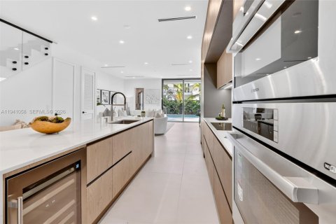 Townhouse in Miami, Florida 4 bedrooms, 246.66 sq.m. № 1998765 - photo 6