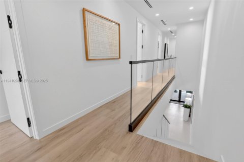Townhouse in Miami, Florida 4 bedrooms, 246.66 sq.m. № 1998765 - photo 10