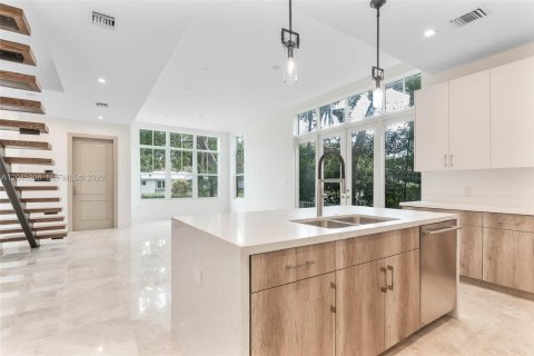 Townhouse in Coral Gables, Florida 3 bedrooms, 152.45 sq.m. № 2242407 - photo 2