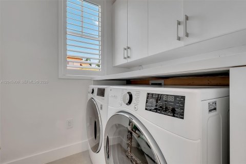 Townhouse in Coral Gables, Florida 3 bedrooms, 152.45 sq.m. № 2242407 - photo 12