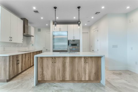 Townhouse in Coral Gables, Florida 3 bedrooms, 152.45 sq.m. № 2242407 - photo 5