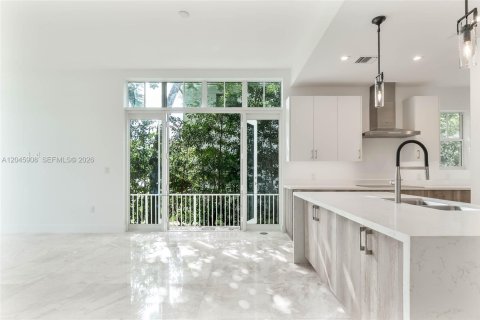 Townhouse in Coral Gables, Florida 3 bedrooms, 152.45 sq.m. № 2242407 - photo 3