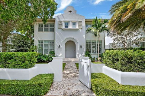 Townhouse in Coral Gables, Florida 3 bedrooms, 152.45 sq.m. № 2242407