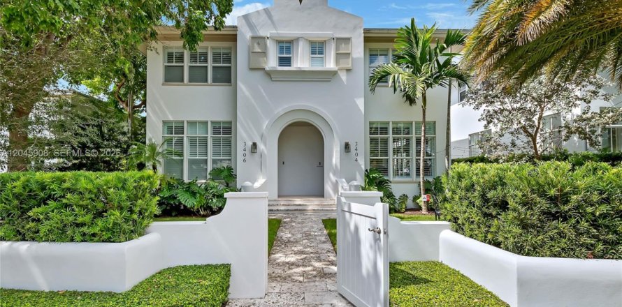 Townhouse in Coral Gables, Florida 3 bedrooms, 152.45 sq.m. № 2242407