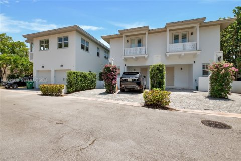 Townhouse in Coral Gables, Florida 3 bedrooms, 152.45 sq.m. № 2242407 - photo 13