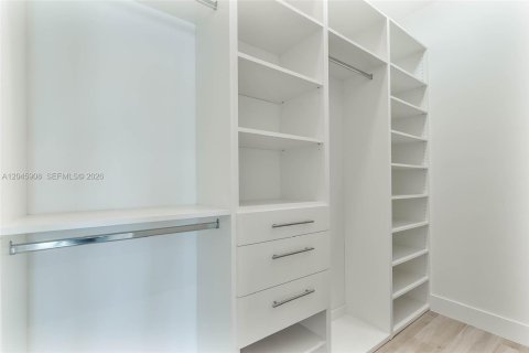 Townhouse in Coral Gables, Florida 3 bedrooms, 152.45 sq.m. № 2242407 - photo 8