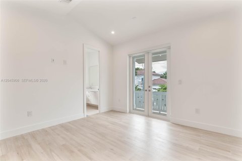 Townhouse in Coral Gables, Florida 3 bedrooms, 152.45 sq.m. № 2242407 - photo 6