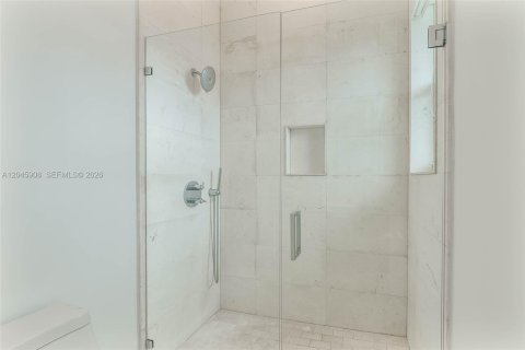 Townhouse in Coral Gables, Florida 3 bedrooms, 152.45 sq.m. № 2242407 - photo 10