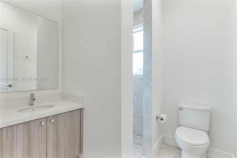 Townhouse in Coral Gables, Florida 3 bedrooms, 152.45 sq.m. № 2242407 - photo 11