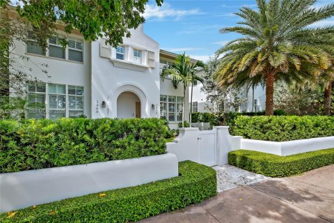Townhouse in Coral Gables, Florida 3 bedrooms, 152.45 sq.m. № 2242407 - photo 14