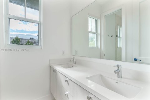 Townhouse in Coral Gables, Florida 3 bedrooms, 152.45 sq.m. № 2242407 - photo 9