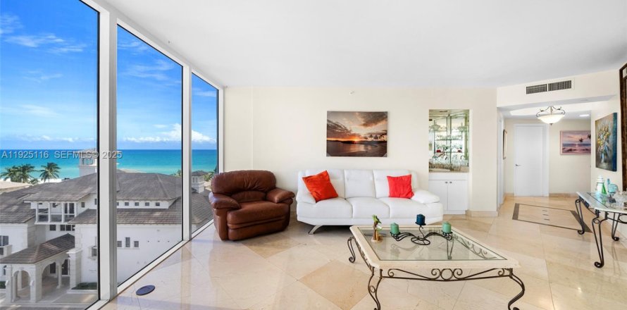 Кондоминиум с 2 спальнями в Майами-Бич, Флорида № 1984518