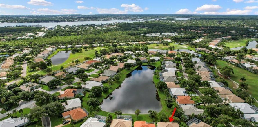 House in Palm City, Florida 5 bedrooms, 217.21 sq.m. № 1229115