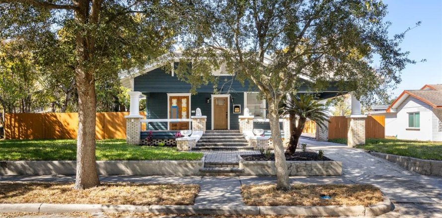 House in Tampa, Florida 3 bedrooms, 129.69 sq.m. № 2142342
