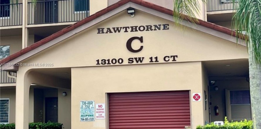 Condominio en Pembroke Pines, Florida, 2 dormitorios № 1939677