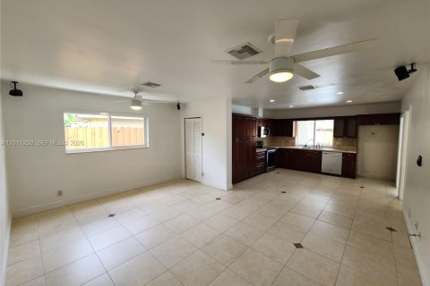 Casa en alquiler en Hollywood, Florida, 3 dormitorios, 187.48 m2 № 2074875 - foto 9