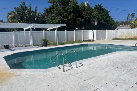 Casa en alquiler en Hollywood, Florida, 3 dormitorios, 187.48 m2 № 2074875 - foto 2