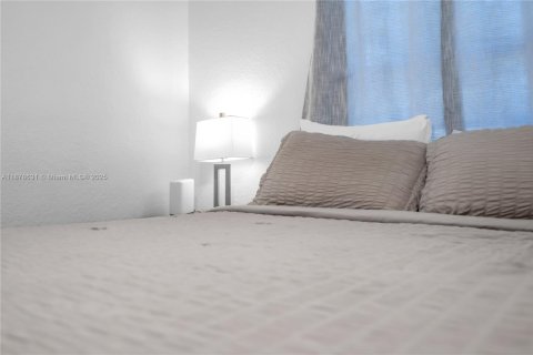House in Miami, Florida 2 bedrooms, 278.99 sq.m. № 1921822 - photo 14