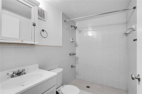 Villa ou maison à louer à Miami, Floride: 2 chambres, 278.99 m2 № 1921822 - photo 10