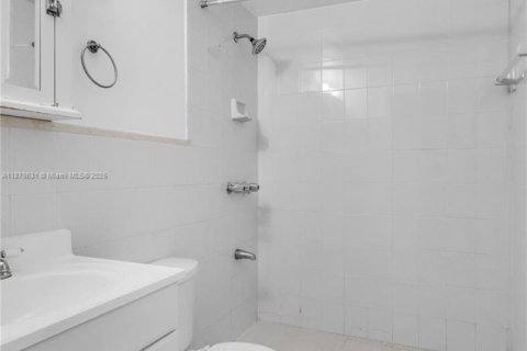Casa en alquiler en Miami, Florida, 2 dormitorios, 278.99 m2 № 1921822 - foto 11