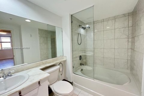 Condo in Aventura, Florida, 2 bedrooms № 1978597 - photo 13