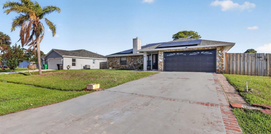 House in Port St. Lucie, Florida 3 bedrooms, 139.26 sq.m. № 2088431