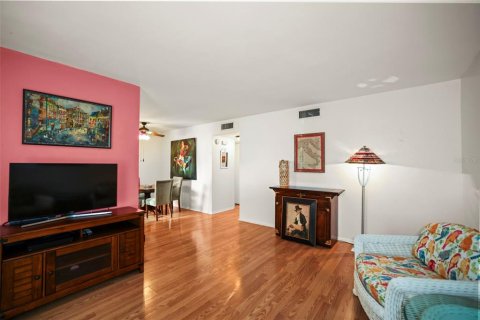 House in Dunedin, Florida 2 bedrooms, 88.26 sq.m. № 2208037 - photo 8