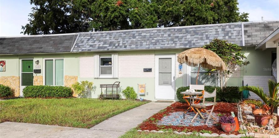 House in Dunedin, Florida 2 bedrooms, 88.26 sq.m. № 2208037