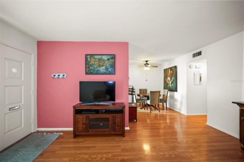 House in Dunedin, Florida 2 bedrooms, 88.26 sq.m. № 2208037 - photo 9