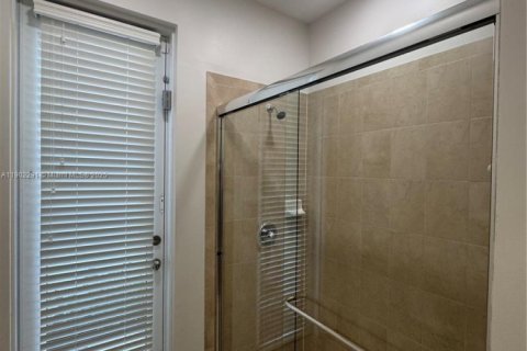 Villa ou maison à louer à Miami, Floride: 4 chambres, 286.14 m2 № 1955855 - photo 8