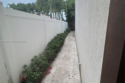 Villa ou maison à louer à Miami, Floride: 4 chambres, 286.14 m2 № 1955855 - photo 10