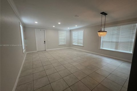 Villa ou maison à louer à Miami, Floride: 4 chambres, 286.14 m2 № 1955855 - photo 5