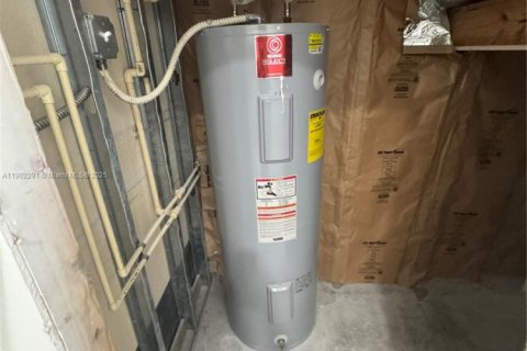 Villa ou maison à louer à Miami, Floride: 4 chambres, 286.14 m2 № 1955855 - photo 13