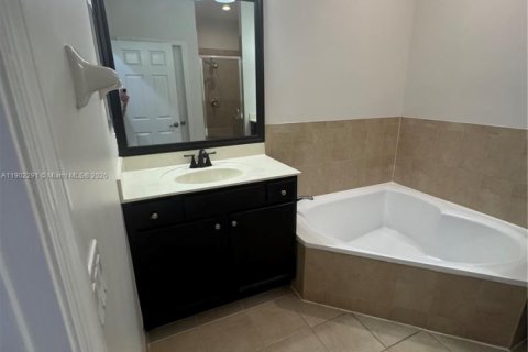 Villa ou maison à louer à Miami, Floride: 4 chambres, 286.14 m2 № 1955855 - photo 25