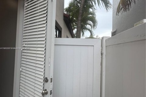 Villa ou maison à louer à Miami, Floride: 4 chambres, 286.14 m2 № 1955855 - photo 9